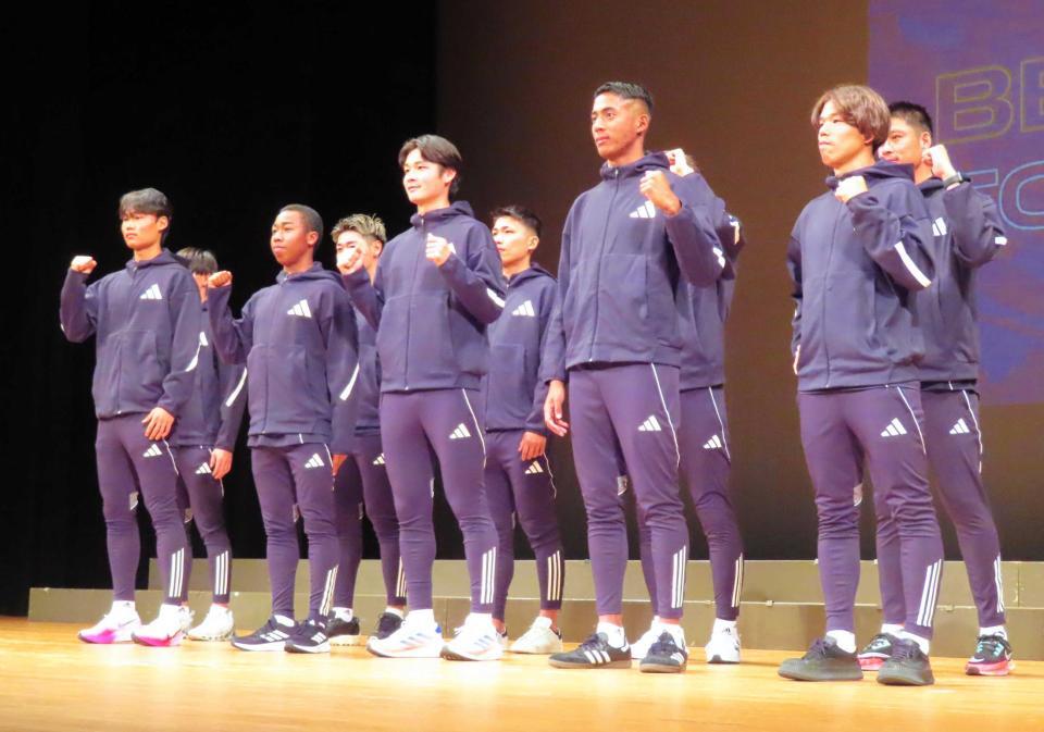 　ＭＦ前寛之（前列右端）ら、２０２５年シーズンから町田に加入する１０選手