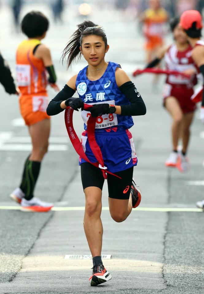 　１２日、たすきを受け取り、力走する兵庫のアンカー田中希実