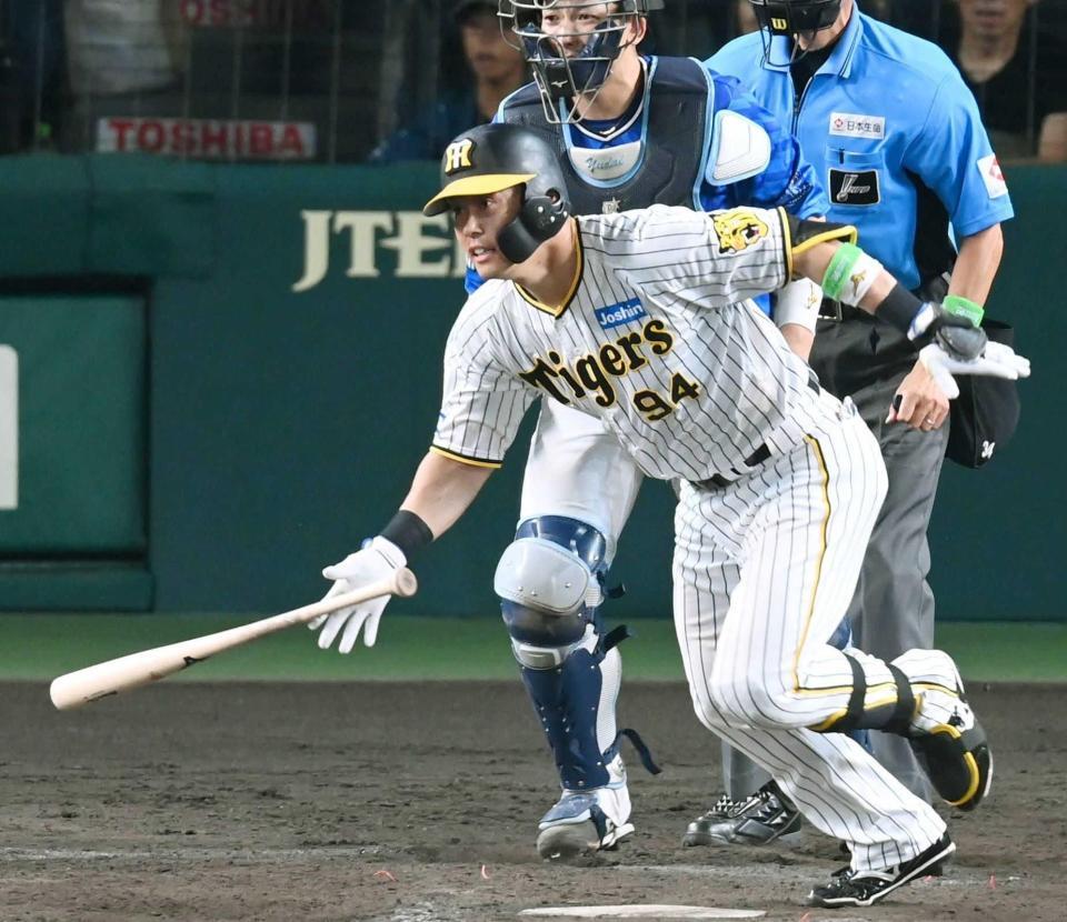 　サヨナラを呼ぶ右前打を放つ原口（２０２４年７月７日撮影）