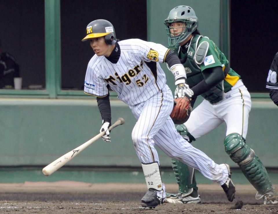 　鳴尾浜で安打を放つ原口（２０１１年４月２６日撮影）