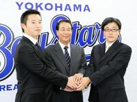 ＤｅＮＡのゼネラルマネジャーに就任し、池田純球団社長（左）、春田真オーナー（右）と握手する高田繁氏＝２０１１年１２月