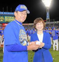 日本一になったＤｅＮＡの三浦監督と記念撮影する南場オーナー