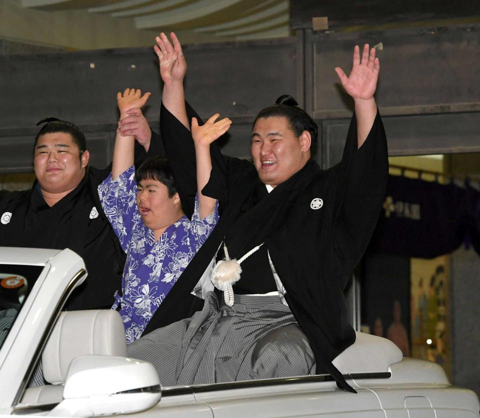 　久保田輝哉くん（中央）を乗せ、優勝パレードに出発する豊昇龍。左は旗手の木竜皇＝２６日、両国国技館