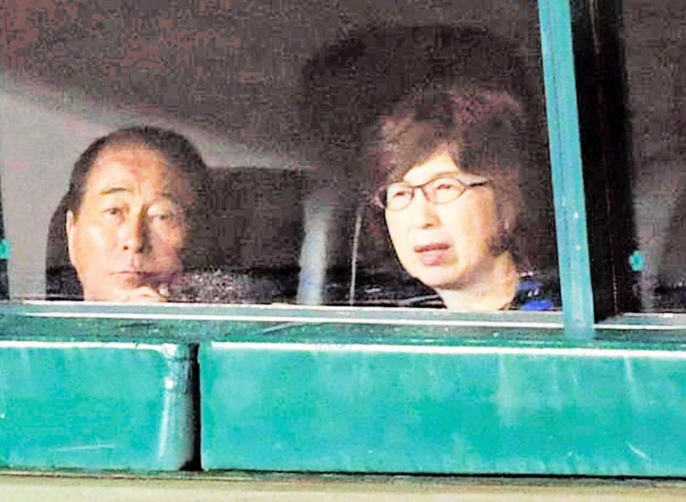 高田繁ＧＭ（左）と観戦するＤｅＮＡ南場智子オーナー＝２０１８年