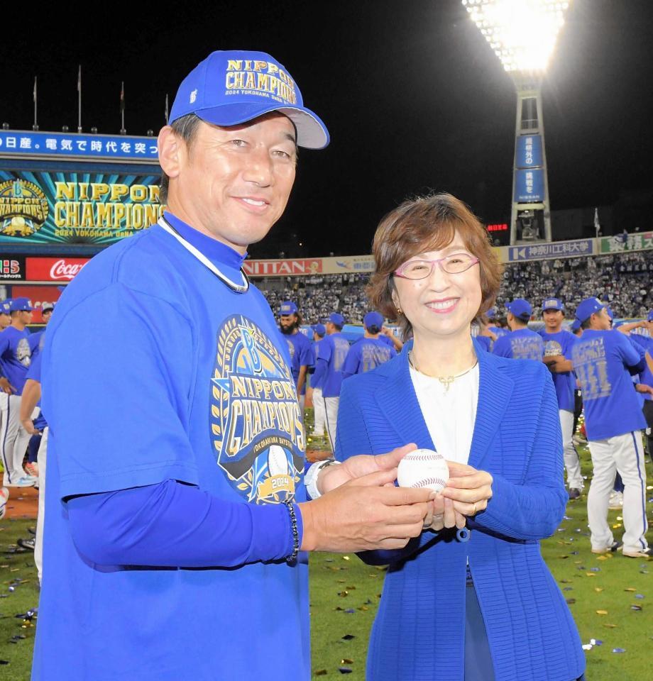 日本一になったＤｅＮＡの三浦監督と記念撮影する南場オーナー