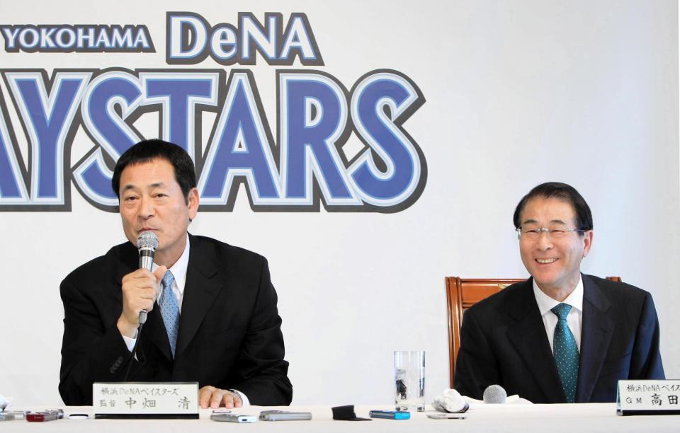 監督就任会見での中畑清氏（左）と高田繁ＧＭ＝２０１１年１２月