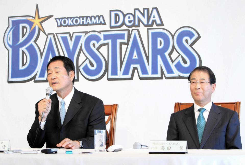 ＤｅＮＡの監督就任会見に臨んだ中畑清氏（左）と高田繁ＧＭ＝横浜市