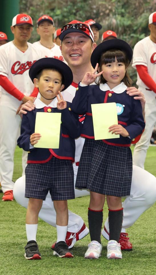 　歓迎セレモニーに参加した日南市の園児と記念撮影する新井監督（撮影・市尻達拡）