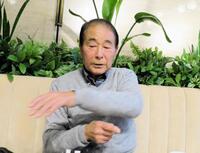 「怪童」と呼ばれた尾崎行雄氏の真っすぐがバットの上を通過するゼスチャーをする高田繁さん＝都内