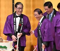 　星野仙一さん（左）の殿堂入りを祝う会で、談笑する高田繁氏。右は田淵幸一氏＝２０１７年