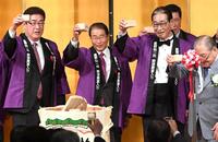 　星野仙一さん（右から２人目）の殿堂入りを祝い乾杯する高田繁氏（中央）。左は山本浩二氏＝２０１７年