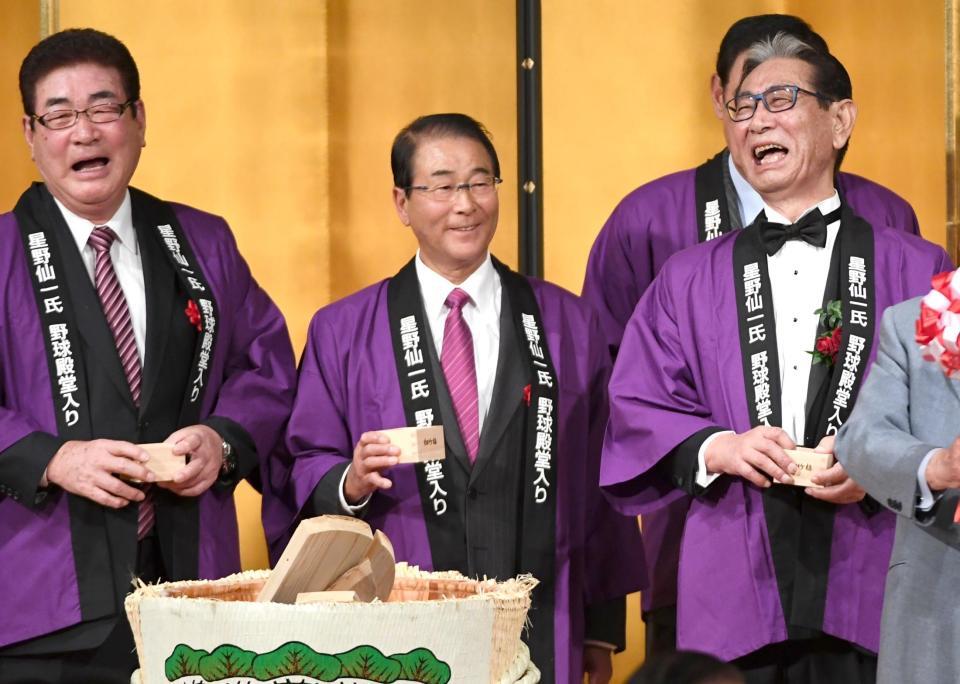 　星野仙一さん（右）の殿堂入りを祝う高田繁氏（中央）。左は山本浩二氏＝２０１７年