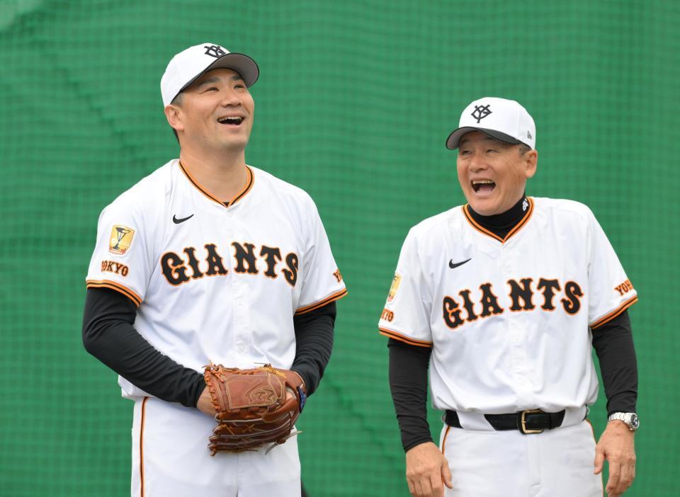 　ブルペンで笑顔を見せる田中将（左）と久保巡回投手コーチ＝２月４日