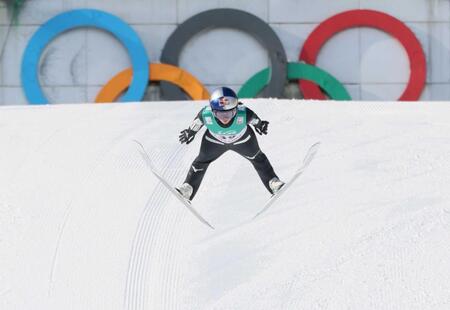 　五輪を背に飛躍する高梨沙羅
