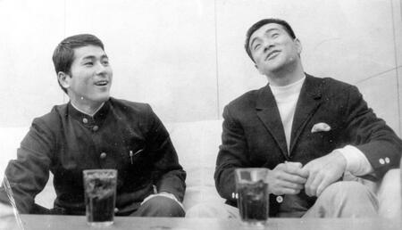 　巨人入団を決めた高田繁氏（左）と先輩の柴田勲氏。詰め襟姿が初々しい＝１９６８年１月
