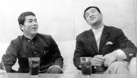 　巨人入団を決めた高田繁氏（左）と先輩の柴田勲氏。詰め襟姿が初々しい＝１９６８年１月