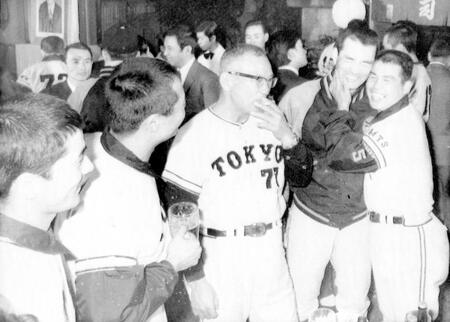 ６連覇を祝って喜び合う（左から）高田繁、王貞治、川上哲治監督、長嶋茂雄、黒江透修＝１９７０年１１月