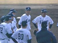 　内野手の円陣に加わる源田（中央）