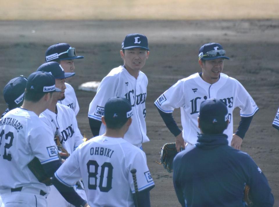 　内野手の円陣に加わる源田（中央）