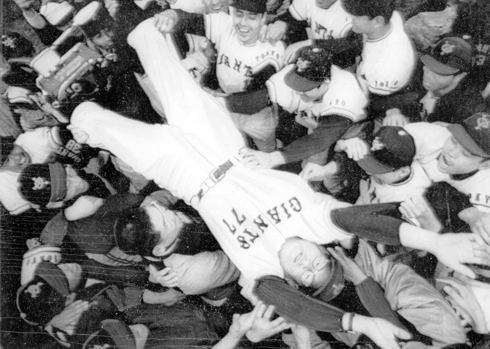 ４連覇を達成、川上哲治監督を胴上げし歓喜の巨人ナイン＝１９６９年