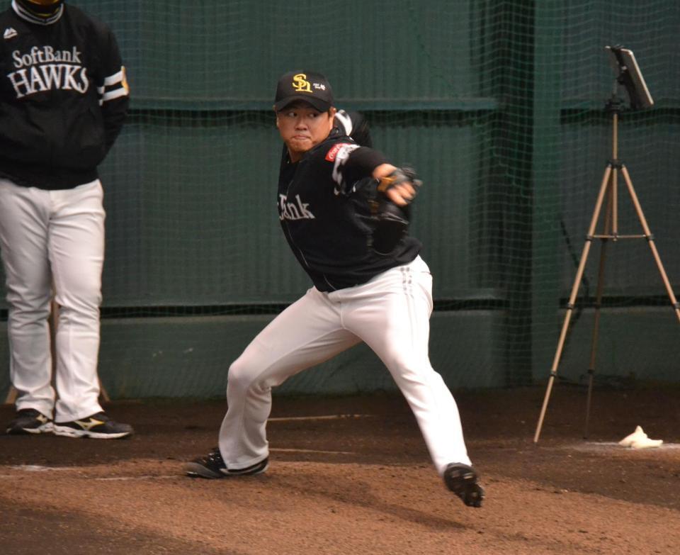 ブルペンで力投するソフトバンク・津森
