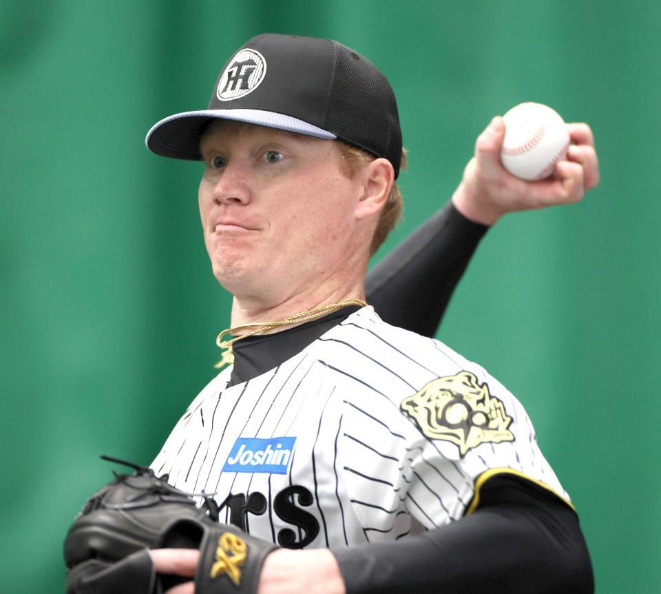 　ブルペンで投球練習するネルソン＝４日、宜野座