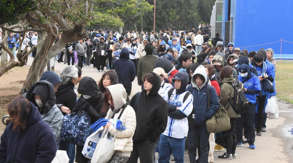 　選手のサインを求め長蛇の列をつくるＤｅＮＡファン＝３日
