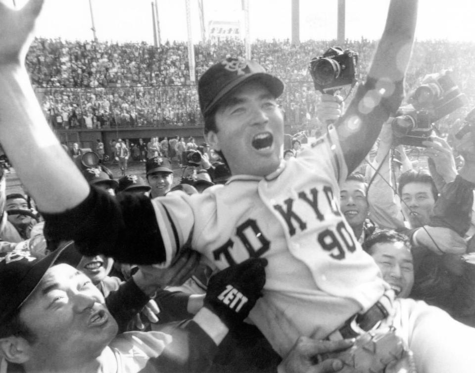 優勝を決めてナインの手で胴上げされる長嶋監督＝１９７６年１０月１６日