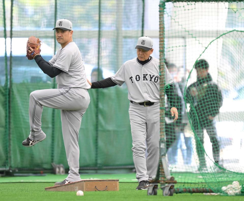 　投球動作の確認をする田中将。右は久保コーチ