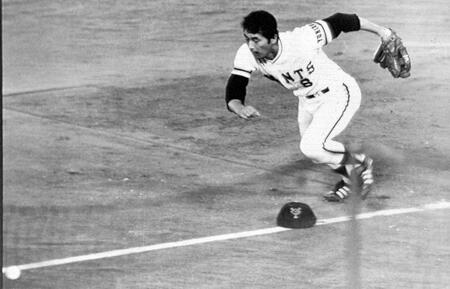 三塁強襲の打球をを追う巨人・高田繁さん＝１９７７年