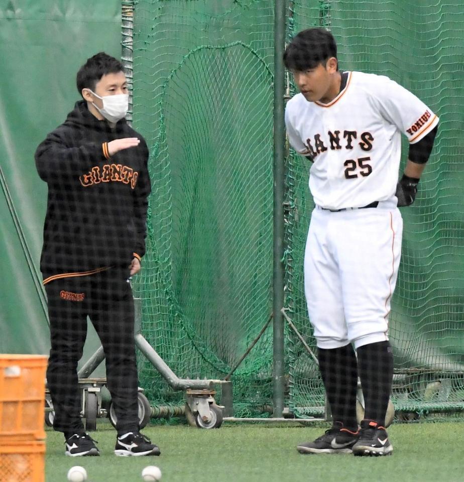 巨人・岡本（右）を指導する鈴木雅氏（２０２１年２月撮影）