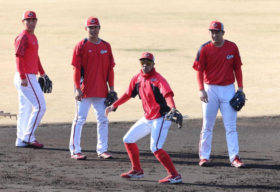 　守備練習をする菊池（中央）ら