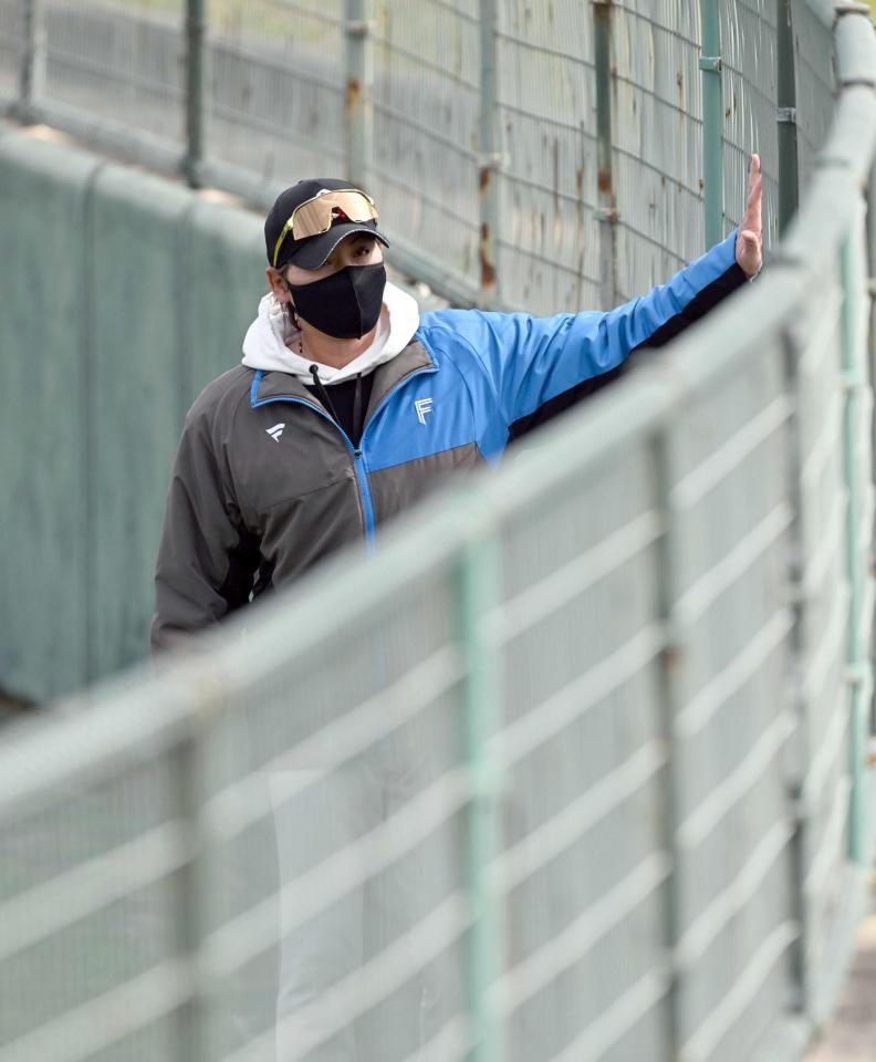 　中日との練習試合前に外野フェンスを確認する新庄監督＝１８日、北谷