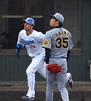 　１回、ボスラーに３ランを打たれる才木（撮影・飯室逸平）