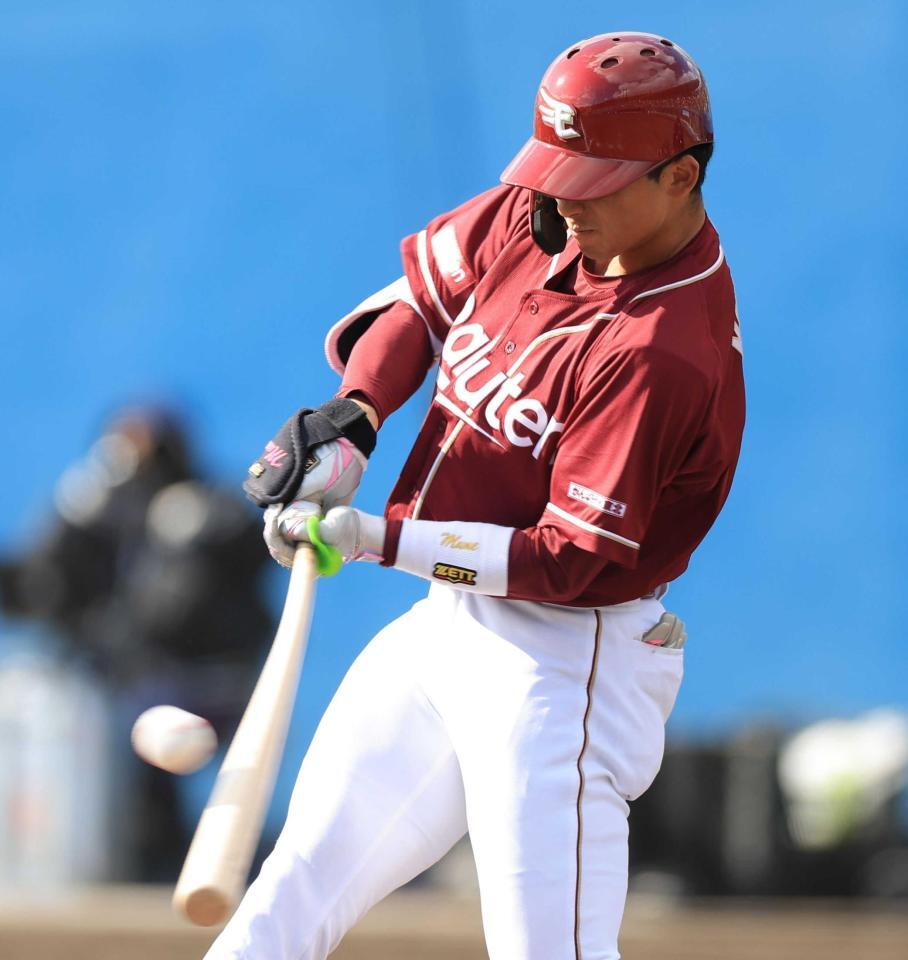 　対ヤクルト練習試合で中前打を放つ宗山＝２４日、浦添