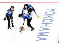 　横浜ＢＵＮＴＡＩで行われたカーリング日本選手権でプレーするロコ・ソラーレの藤沢（奥）ら＝６日