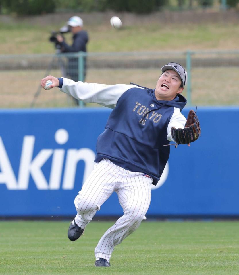 　外野守備でスライディングキャッチする村上（撮影・西岡正）