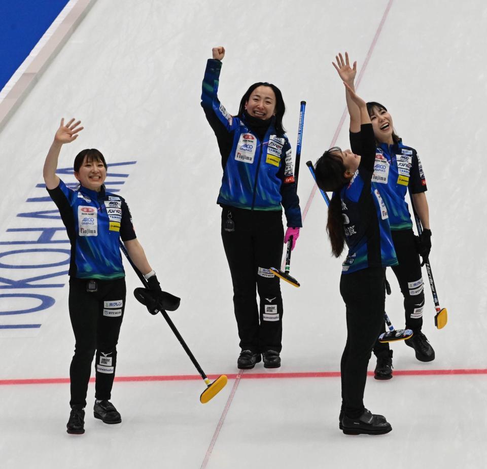 　逆転勝利を挙げスタンドに向けてガッツポーズの（左から）ロコ・ソラーレの鈴木夕湖、藤澤五月、吉田知那美吉田夕梨花＝横浜ＢＵＮＴＡＩ（２月６日）