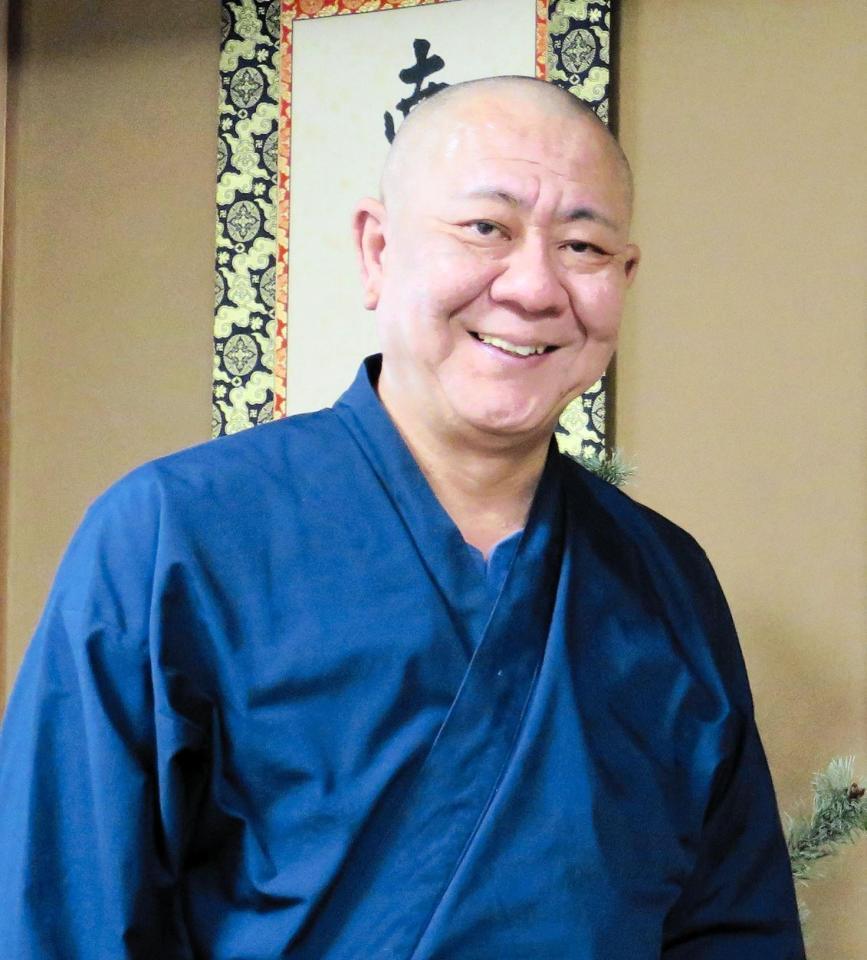 　プロ野球審判から住職に転身した佐々木昌信さん＝群馬県館林市の覚応寺
