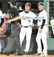 ファウルがリクエストで決勝２ランになり納得いかない表情のオリックス福良監督（右）＝２０１８年６月２２日