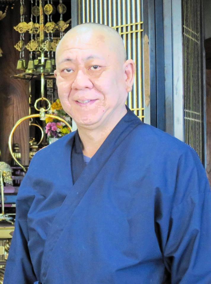 プロ野球審判から住職となった佐々木昌信さん＝群馬県館林市の覚応寺
