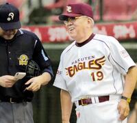 笑顔で選手交代を告げる楽天・野村監督（右）＝フルスタ宮城（２００６年７月１５日）