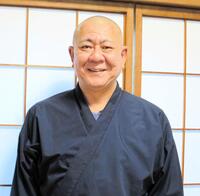 プロ野球審判から住職に転身した佐々木昌信さん＝群馬県館林市の覚応寺