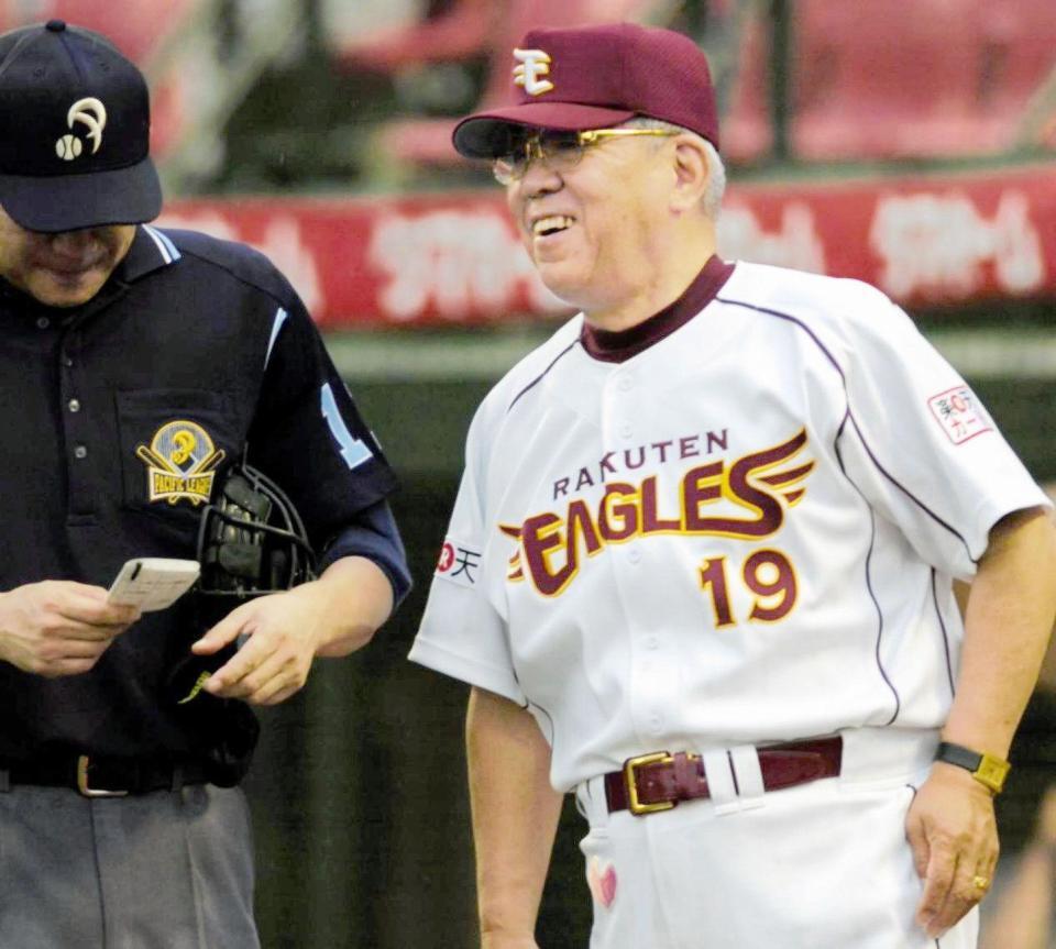 笑顔で選手交代を告げる楽天・野村監督（右）＝フルスタ宮城（２００６年７月１５日）