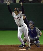 優勝決定サヨナラ弾を放ち喜ぶ巨人・二岡