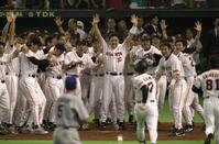 優勝決定サヨナラ弾を放ち巨人・江藤らに迎えられる二岡