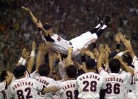 胴上げされる巨人・長嶋監督