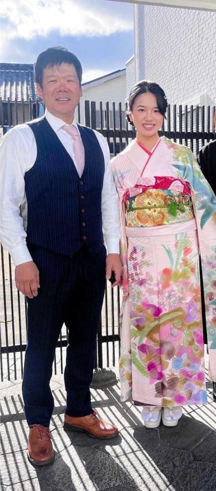 　成人式の日に父の広島・彰人ヘッド（左）と記念撮影する（本人提供）