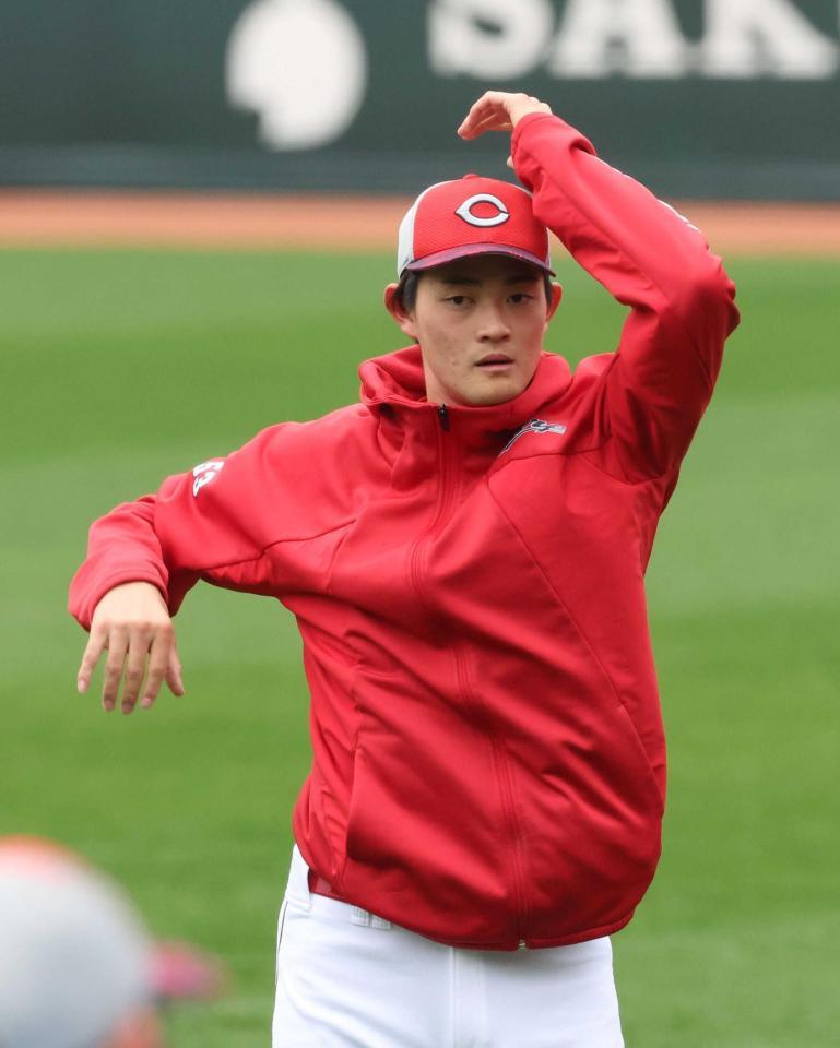 　“マエケン体操”をする岡本（撮影・市尻達拡）