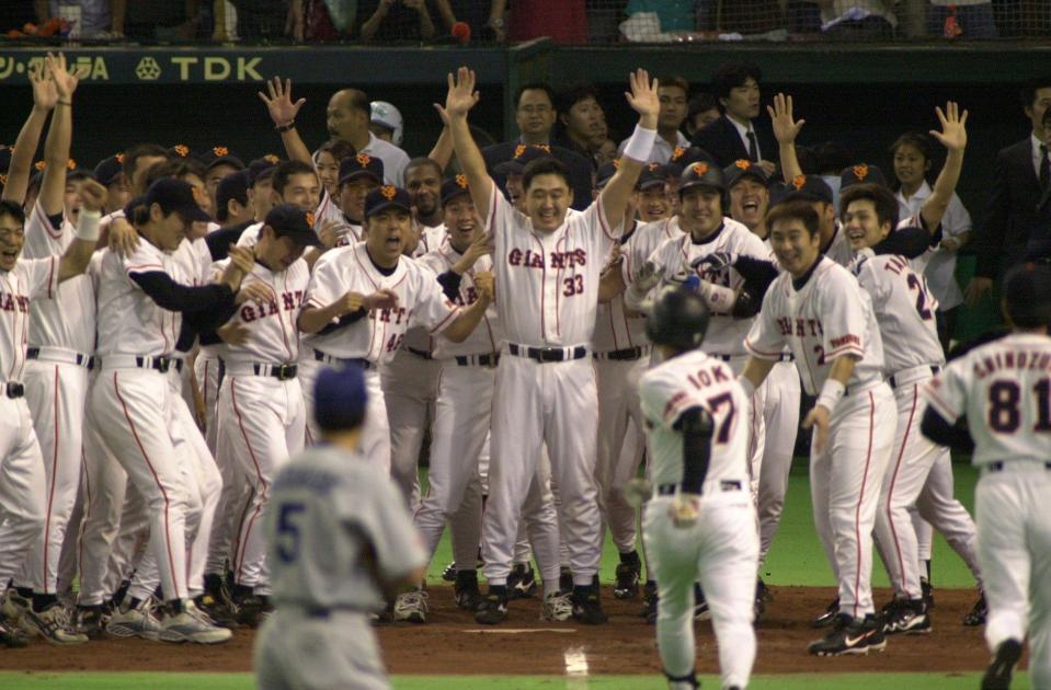 優勝決定サヨナラ弾を放ち巨人・江藤らに迎えられる二岡